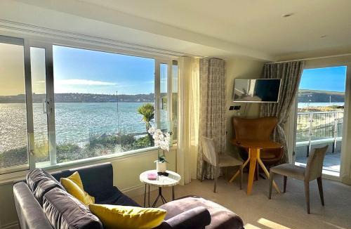 Rock House | Bijou Beachfront Gem, Rock