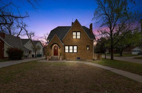 Sleepy Hollow House | Bilbos Cottage 3 bed 2 and a half bath home in College Hill