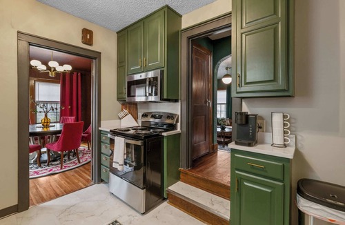 Sleepy Hollow House | Bilbos Cottage 3 bed 2 and a half bath home in College Hill