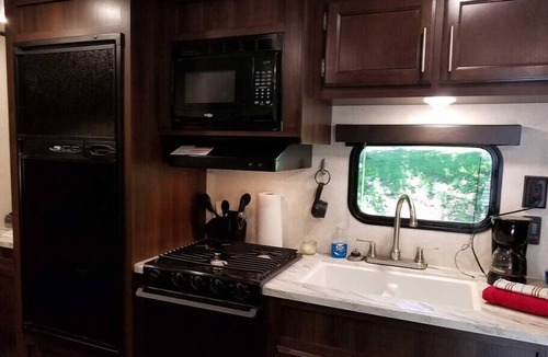 Helmsburg RV Rental | Bill Monroe Camper B