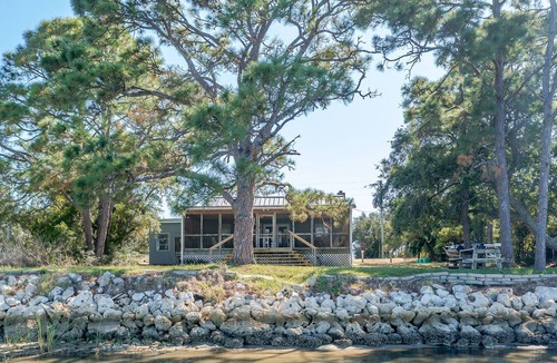 Alligator Point House | Bill's Bay Breeze-Beautiful Alligator Point Home