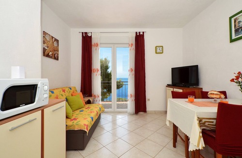 Primosten Burnji Apartment | BILO 2 with 2 bedrooms & 2 bathrooms, sea view, only 30 m from the beach