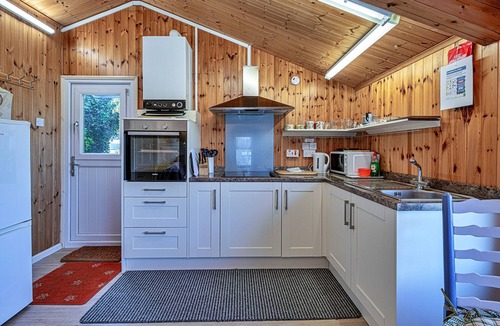 Dinas Cabin | Bimbadeen Lodge