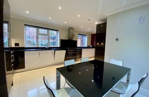 Binfield Ski Chalet | Binfield: Beautiful Five Bedroom House