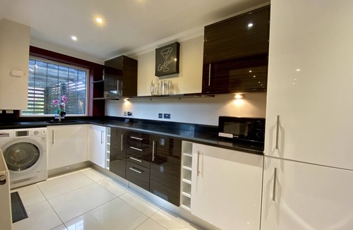 Binfield Ski Chalet | Binfield: Beautiful Five Bedroom House