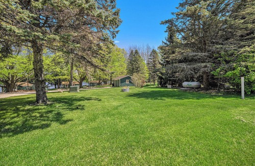 Alden House | BIRCH COTTAGE - Modern Lake House w/shared Frontage on Thayer Lake