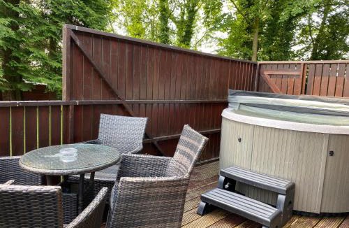 Newton Stewart Ski Chalet | Birch Lodge 17 with Hot Tub