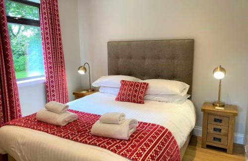 Newton Stewart Ski Chalet | Birch Lodge 17 with Hot Tub