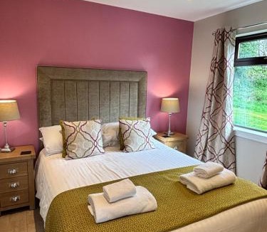 Newton Stewart Ski Chalet | Birch Lodge 20 with Hot Tub