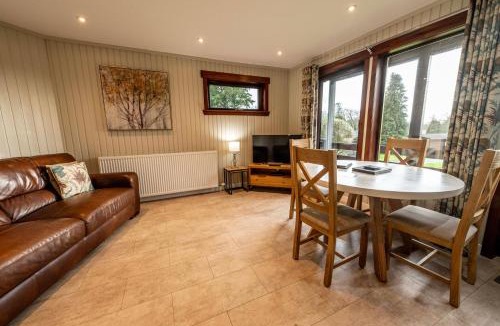 Newton Stewart Ski Chalet | Birch Lodge 20 with Hot Tub