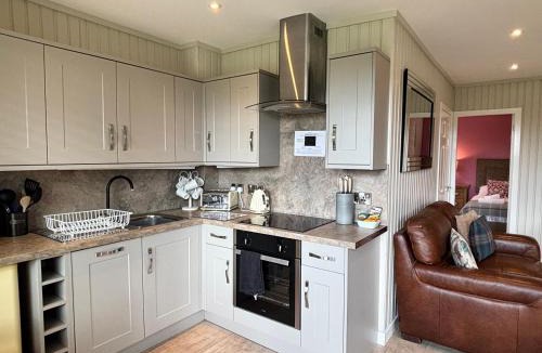 Newton Stewart Ski Chalet | Birch Lodge 20 with Hot Tub