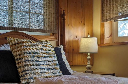 Innisfil Cabin | Bird Haven Log Cabin, Unique, charming and close to Lake Simcoe.