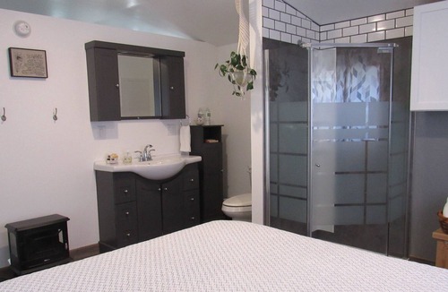 Deerfield Apartment | Bird Lover's Paradise