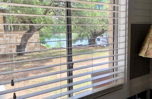 Pedernales Bend Cottage | BIRDHOUSE COTTAGE - King Bed: Cozy cottage with Lake Views & Access