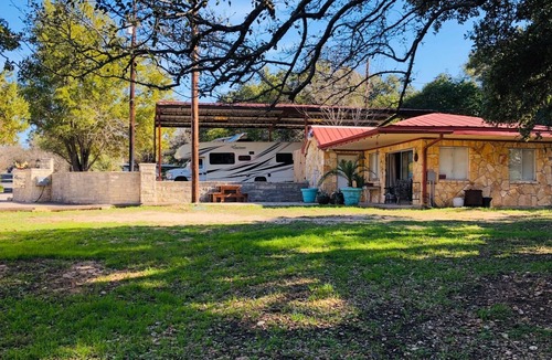 Pedernales Bend Cottage | BIRDHOUSE COTTAGE - King Bed: Cozy cottage with Lake Views & Access
