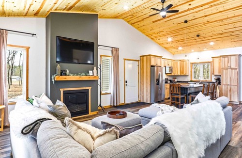 Nekoosa House | Birdie Bunkhouse - 4BR Forest Retreat & Firepit
