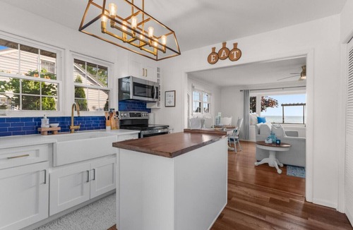 Leamington House | Bird’s Eye View 🌅 | Lakefront Retreat with Hot Tub, Firepit & Cozy Fireplace