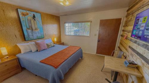 Bluff Hotel | Birds - King Suite Pets ok, Shared Kitchen #3