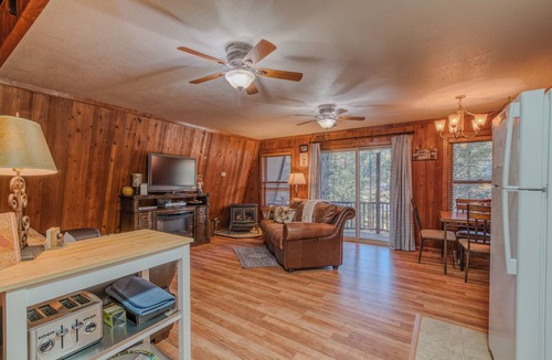 Cloudcroft Cabin | "Birds of a Feather" 2/2 Mountain Chalet, 2 miles to Cloudcroft, Pet Friendly
