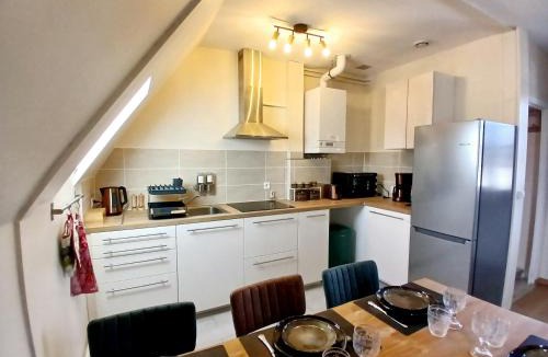 Saint-Martin-en-Biere Apartment | Birdsong