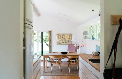 Elsegarde Strand House | Birdsong in courtyard and garden for kids