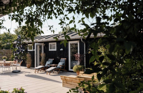 Elsegarde Strand House | Birdsong in courtyard and garden for kids