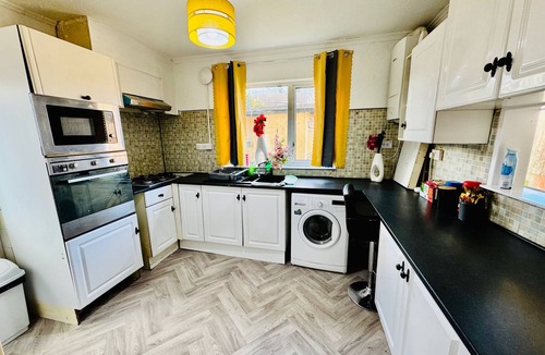 Kidderminster House | Birmingham 3 bedrooms- Sleeps 6- Free parking