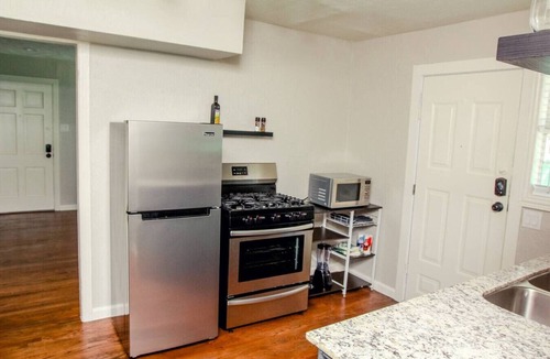 Kessler Apartment | Bishop Arts 1BR | Local Art | Walk to Downtown