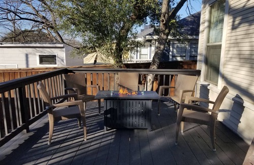 Kessler House | "Bishop Arts Retreat" - extended outdoor living space!