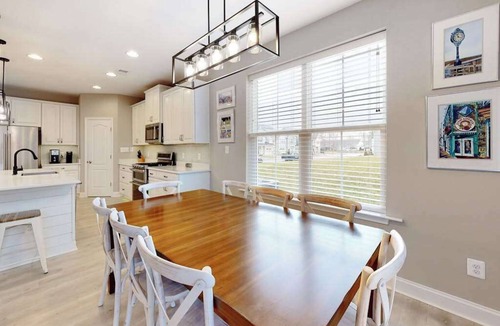 Millville Condo | Bishops Landing townhome with screened porch, patio, on-site pool & tennis