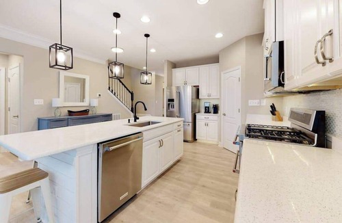 Millville Condo | Bishops Landing townhome with screened porch, patio, on-site pool & tennis