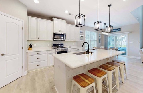 Millville Condo | Bishops Landing townhome with screened porch, patio, on-site pool & tennis