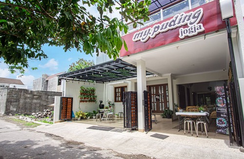 Pogung Lor Villa | Bisma Balcony Homestay