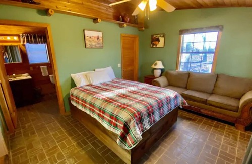 Sulphur Cabin | Bison Cabin #5 - Rocky Point Cabins
