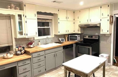 Searcy House | Bison Hall 2, no cleaning fee, 1 block from Harding