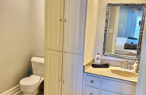 Searcy House | Bison Hall 6, No cleaning fee, 1 block from court square