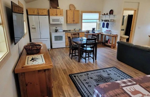 Darby House | Bitterroot Paradise 1 BR Guesthouse