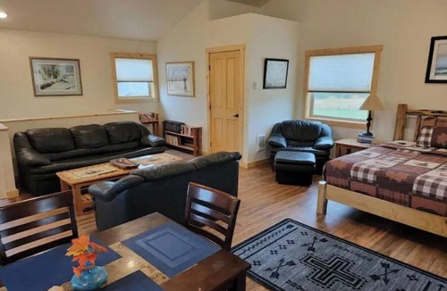 Darby House | Bitterroot Paradise 1 BR Guesthouse