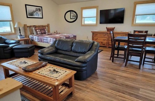 Darby House | Bitterroot Paradise 1 BR Guesthouse