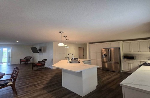 North Port House | Bizlodge County Greenside Lakeview (Greenpoint Lodge)