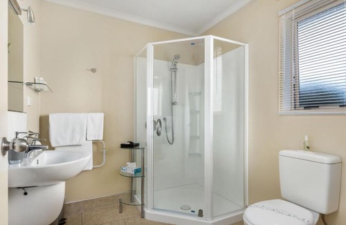 Solway Hotel | BK's Chardonnay Motor Lodge