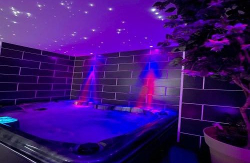 Guesnain Apartment | BLŌM Suite romantique, spa privé & salle de massage, petit dej inclus