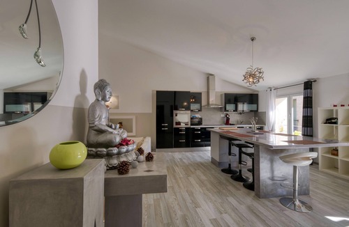 Alignan-du-Vent Apartment | Black and White