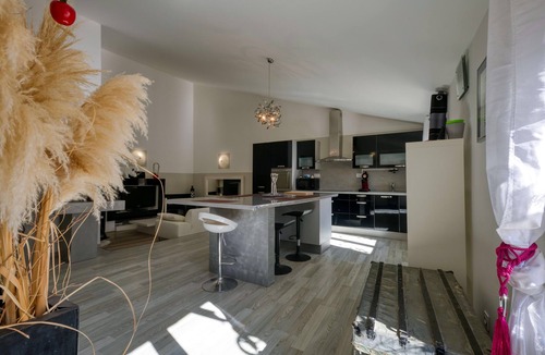 Alignan-du-Vent Apartment | Black and White