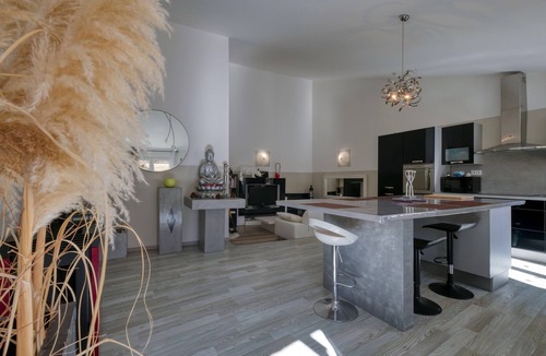 Alignan-du-Vent Apartment | Black and White