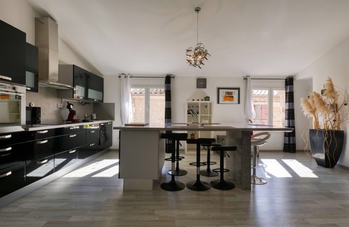 Alignan-du-Vent Apartment | Black and White