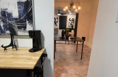 Primos Secane House | Black and White