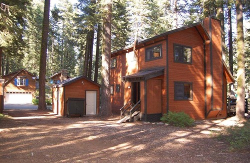 Tahoe Pines House | Black Bear Cabin in Homewood - walk to lake