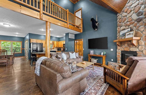 Indian Point Cabin | Black Bear Lodge by Silver Dollar City! Hot Tub!