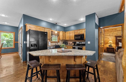 Indian Point Cabin | Black Bear Lodge by Silver Dollar City! Hot Tub!